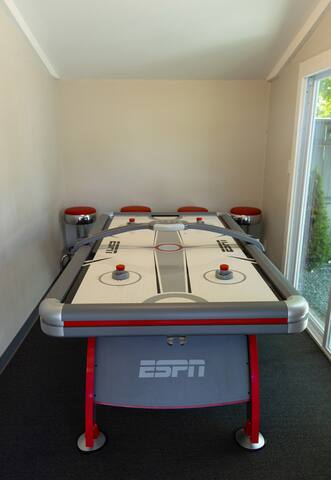 SWIMMING ! NEW POOL ! HOT TUB ! 12 beds 2 bath gallery image 2