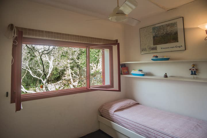 Dormitorio, 4 camas individuales.