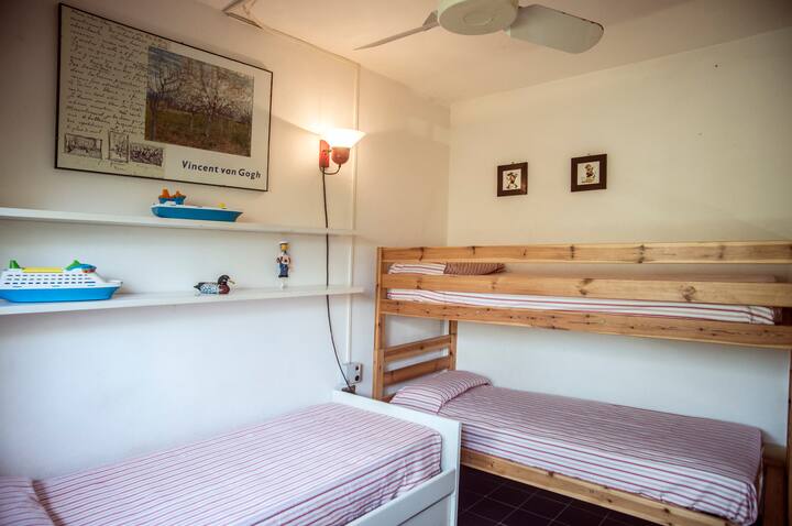 Dormitorio, 4 camas individuales.