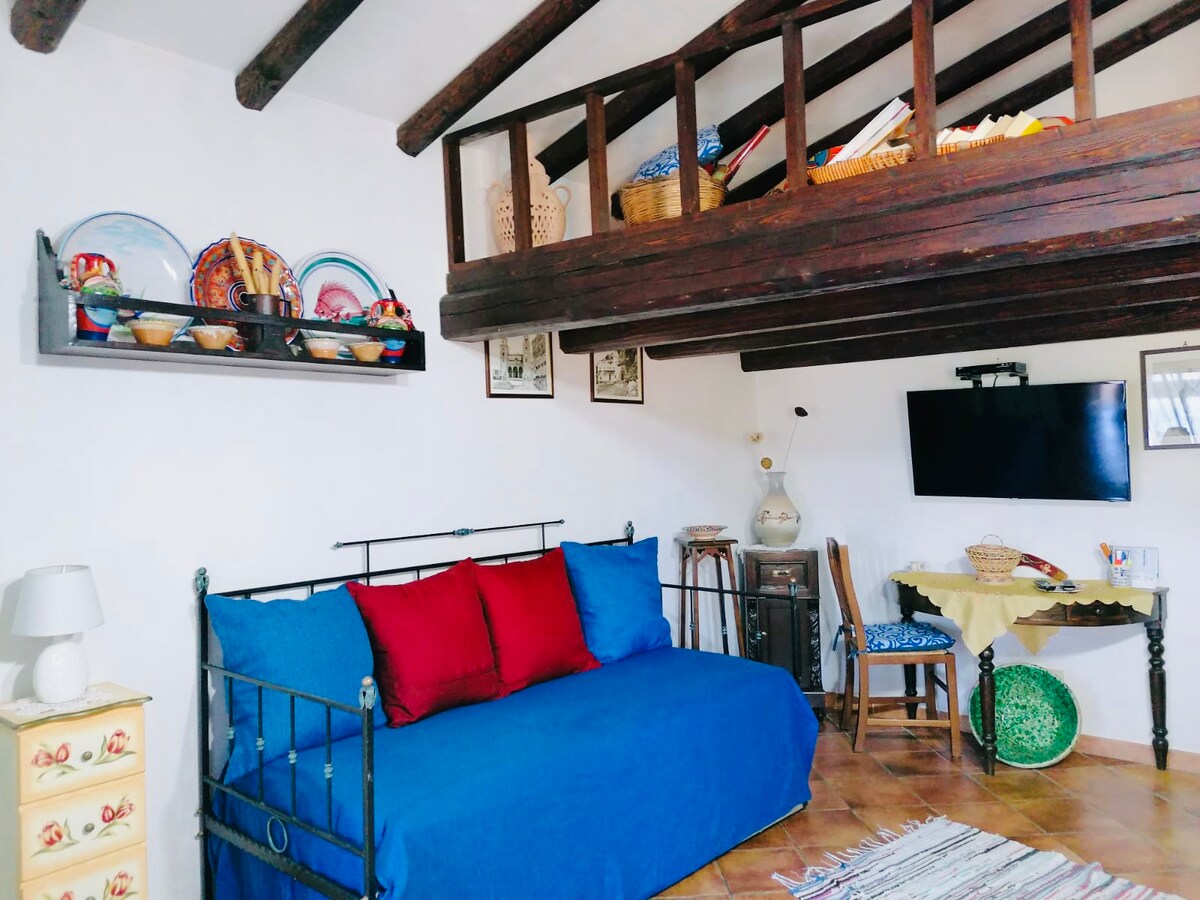 בתוך הקוטג' - ספה נפתחת