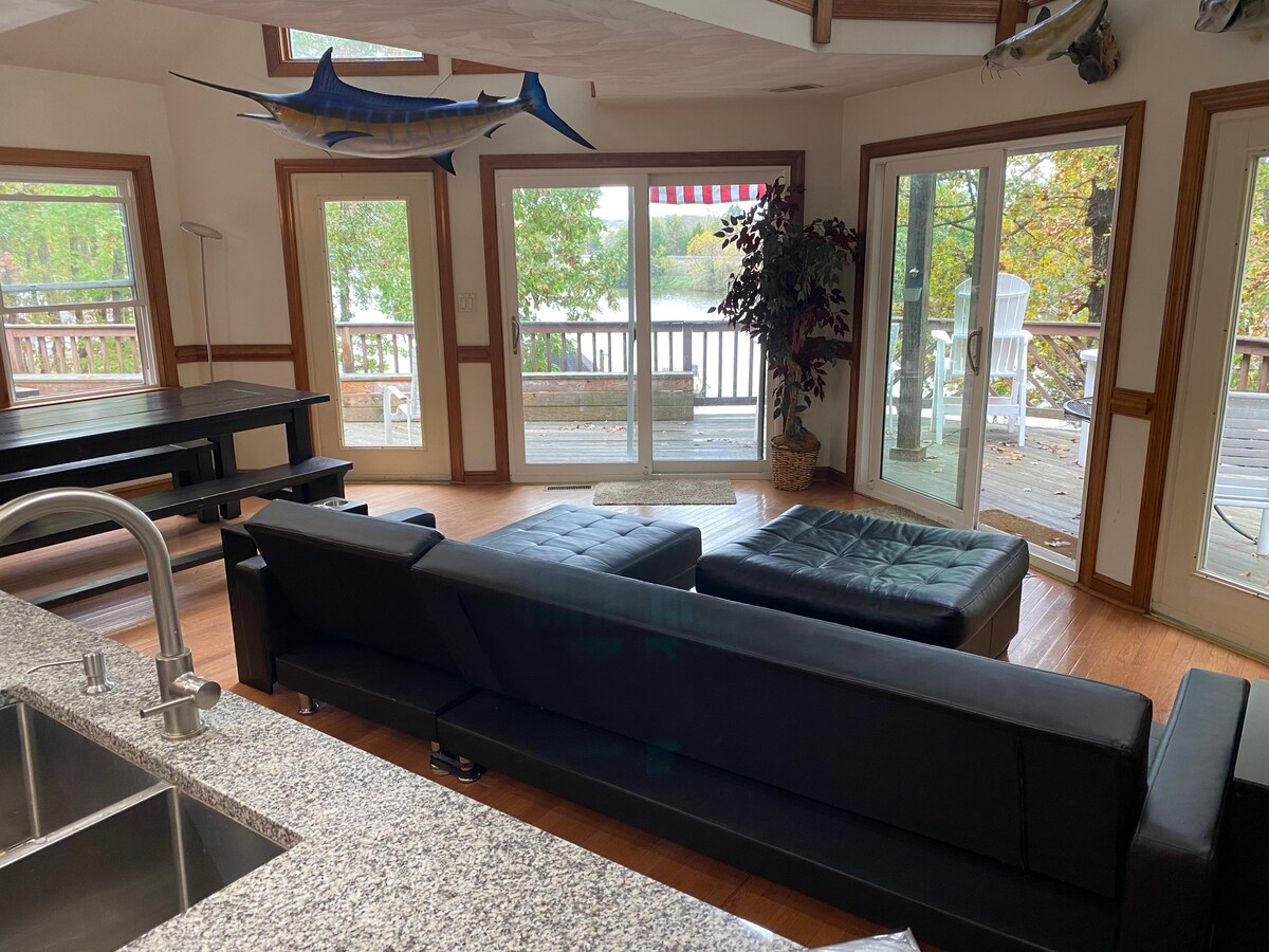 ห้องแกรนด์พร้อมวิวทะเลสาบที่ยอดเยี่ยมนำไปสู่ดาดฟ้าขนาดใหญ่!