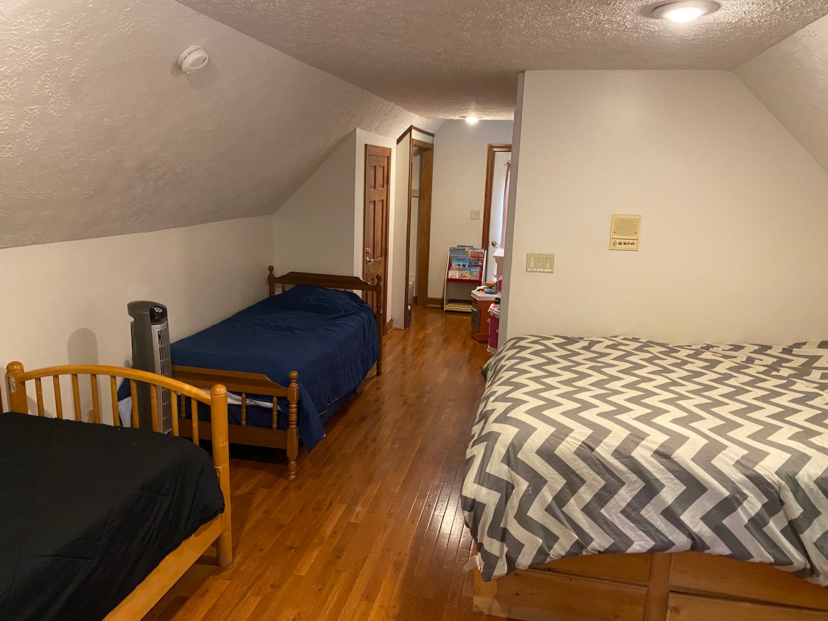 ห้องใต้หลังคาพร้อมเตียงควีนไซส์และเตียงคู่ 2 หลัง