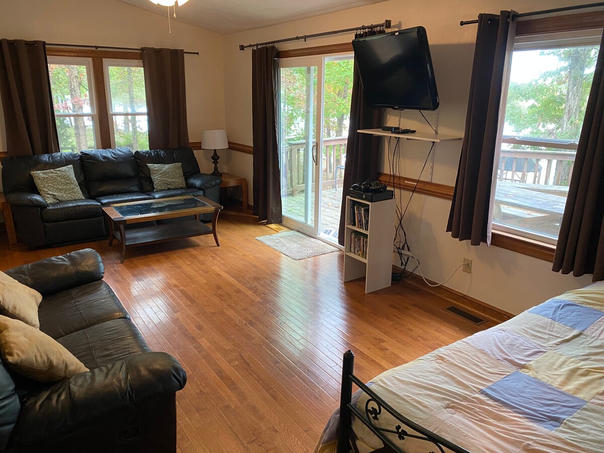 ห้องทีวีนั่งอยู่นอก MasterBR พร้อมเตียงคู่และที่นอนคู่ใต้เตียงคู่!