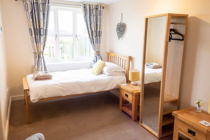 George 's Gaff. Spavaća soba s bračnim krevetom u prizemlju.