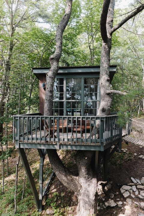 Modern Treehouse w/Water Views+Cedar Hot Tub