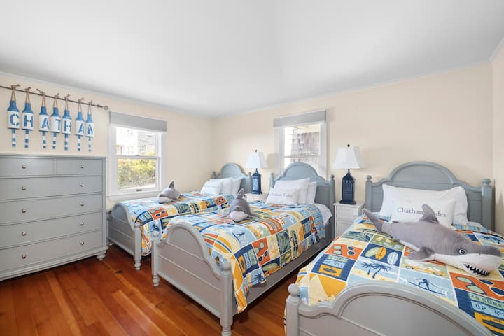 Chumba cha kulala cha Ghorofa ya 1 w/ 3 Vitanda Mbili