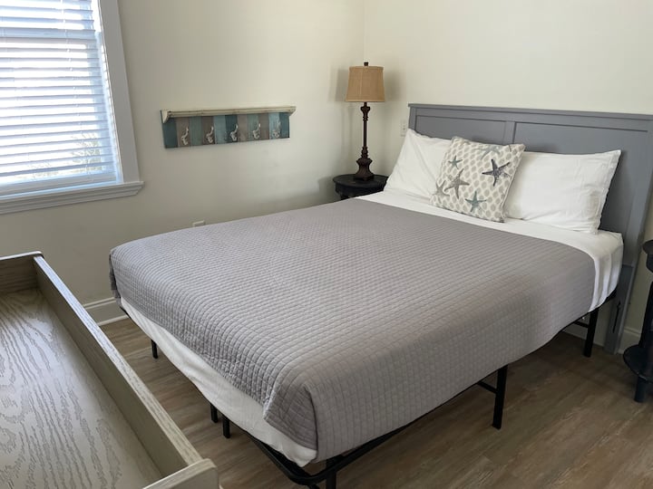 חדר שינה זוגי (קומה 3) עם נוף למפרץ בצד הדרומי