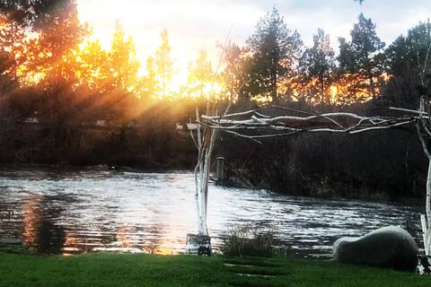 *Riverfront* Oasis: hot-tub, fire pit, movie room!
