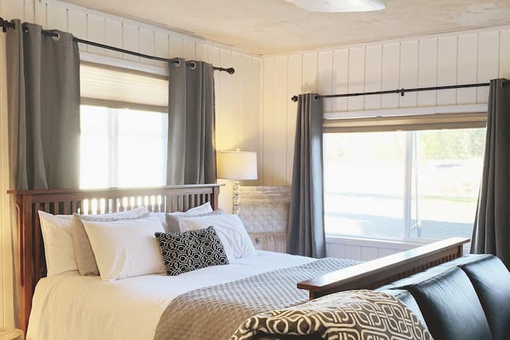 "Mjeshtri i dytë" ka një krevat dopio "king" në Kaliforni dhe divan lëkure nga më të mirët për rehati dhe kohë të rehatshme filmi!