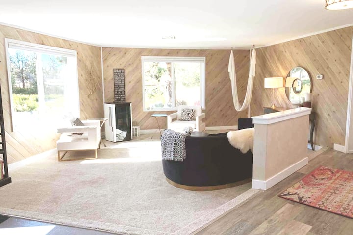 Dhoma e ndenjjes e mbushur me diell ka një sobë me pelet për ata që vizitojnë në muajt më të ftohtë, ka një flakë/zjarr që mund të shihet përmes xhamit. E rehatshme me një pamje nga lumi Deschutes!