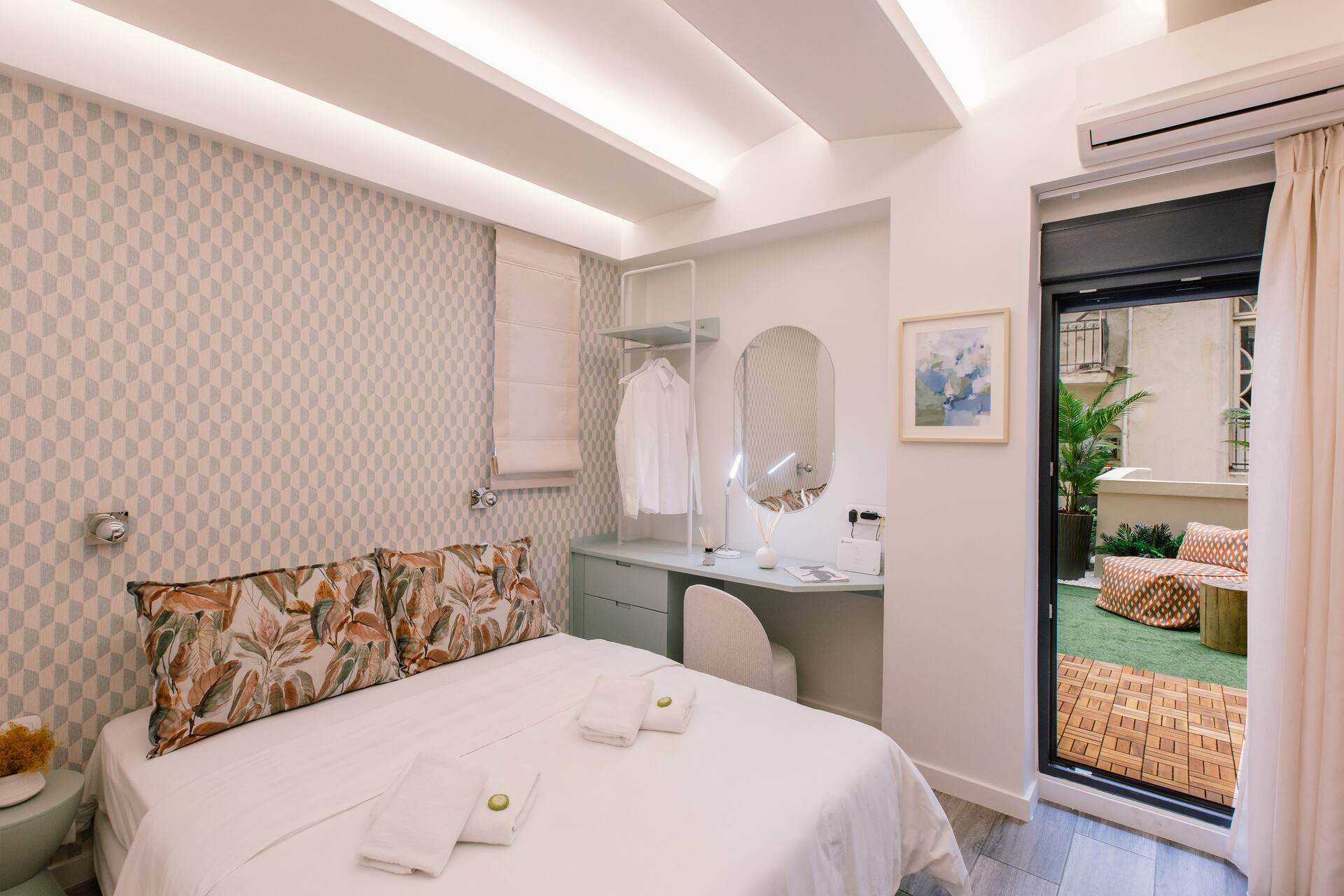 Modern Aristotelous Studio with a Magic Balcony