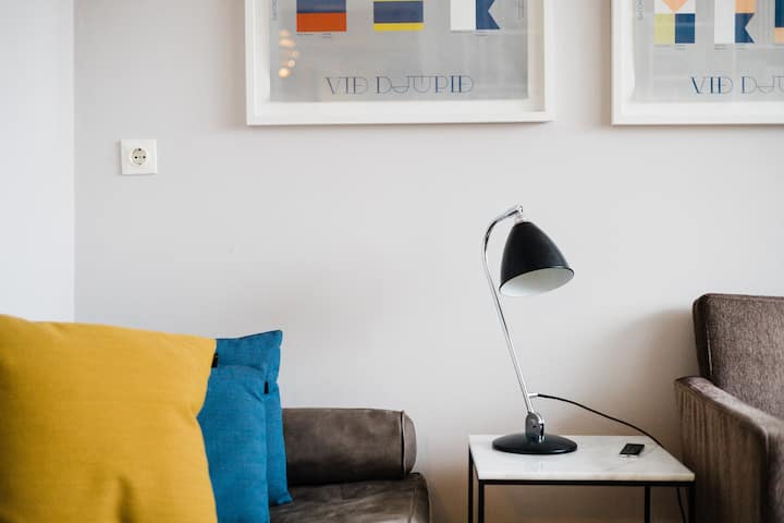 ห้องสตูดิโอนี้เป็นห้องที่สว่างมากมีหน้าต่างหันหน้าไปทางทิศใต้ ได้รับการตกแต่งด้วยการออกแบบสไตล์นอร์ดิกกลางศตวรรษที่ 19 รวมถึงการติดตั้งที่กำหนดเองและการออกแบบไอซ์แลนด์บนผนัง เหมาะสำหรับการพักผ่อนและมีพื้นที่ทำงานที่ดี 