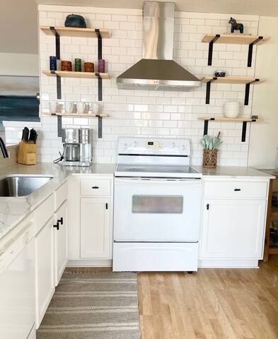 Fremont Cottage Lake Retreat-Close to Minneapolis gallery image 3