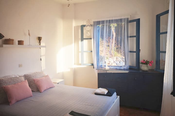 Súkromná spálňa s ranným svetlom. 160 cm široké dvojlôžko. 