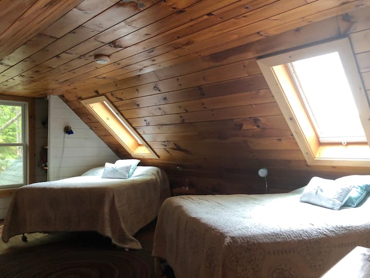 شقة علوية بسريرين مزدوجين وفوتون