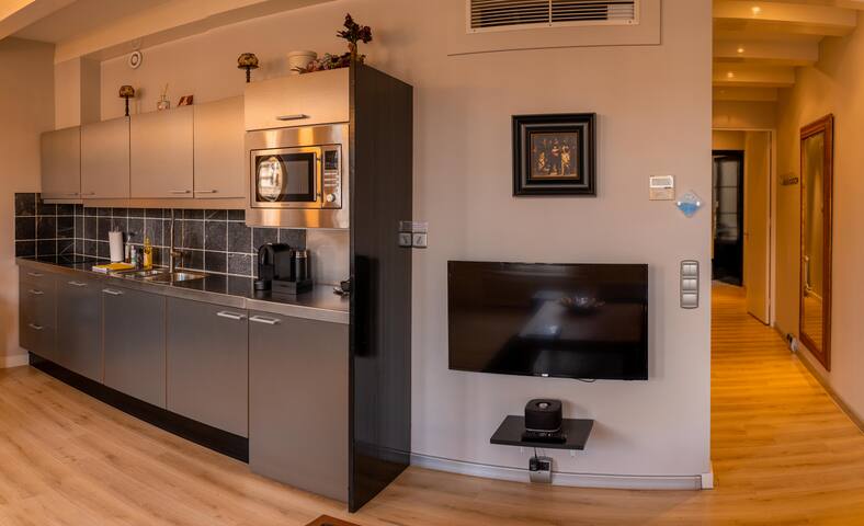 Rembrandt van Rijn apartment canal view gallery image 5