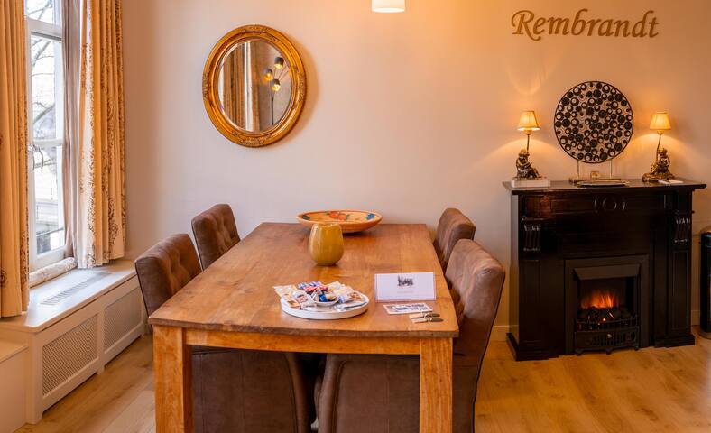 Rembrandt van Rijn apartment canal view gallery image 4