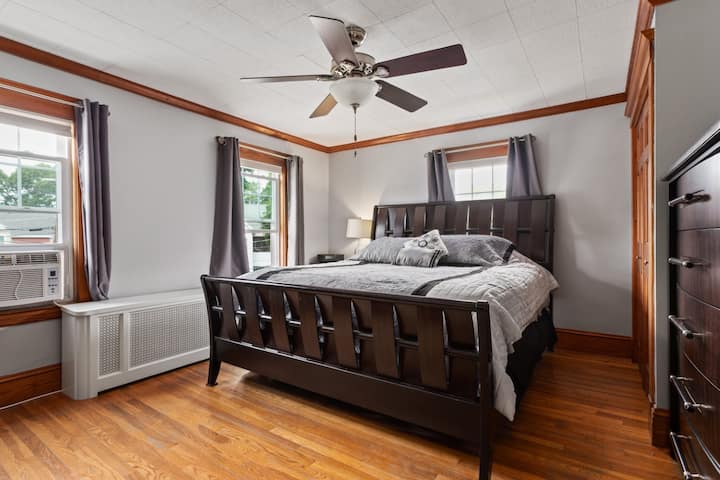 主卧配备1张加大双人床、3扇窗户、带镜子的梳妆台、带Bose波浪收音机的床头柜和全套衣柜