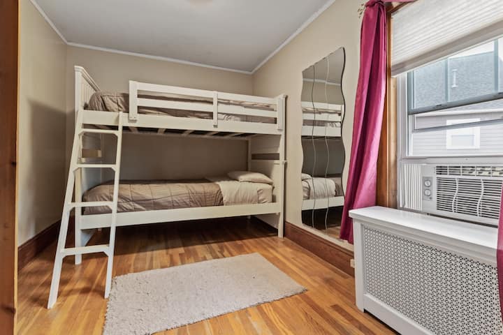 第三间卧室配备舒适的双层床和枕头床垫