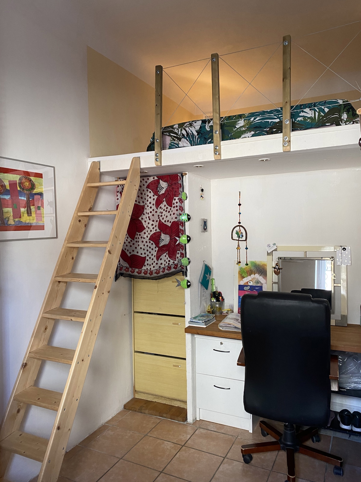 חדר שינה בקומת ביניים (1) עם מיטה זוגית