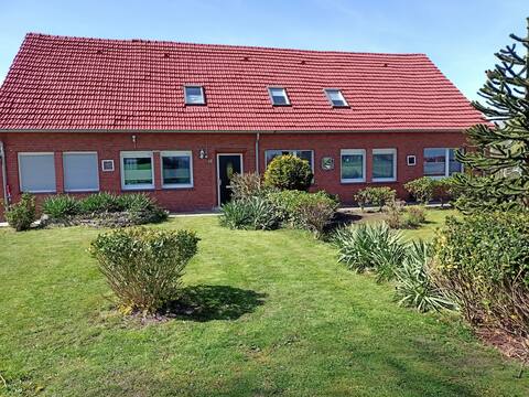 large 4 bedroom holiday home,pool,BBQ