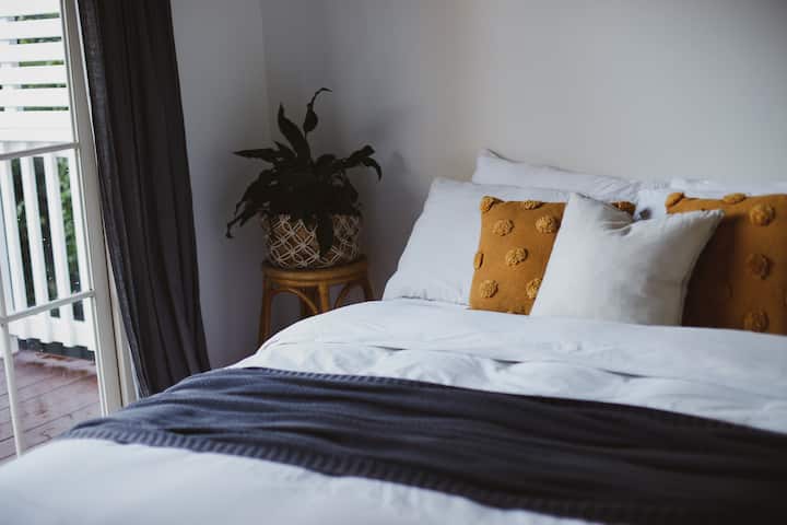 Cozy, Sunny Bedroom in Quiet Neighbourhood