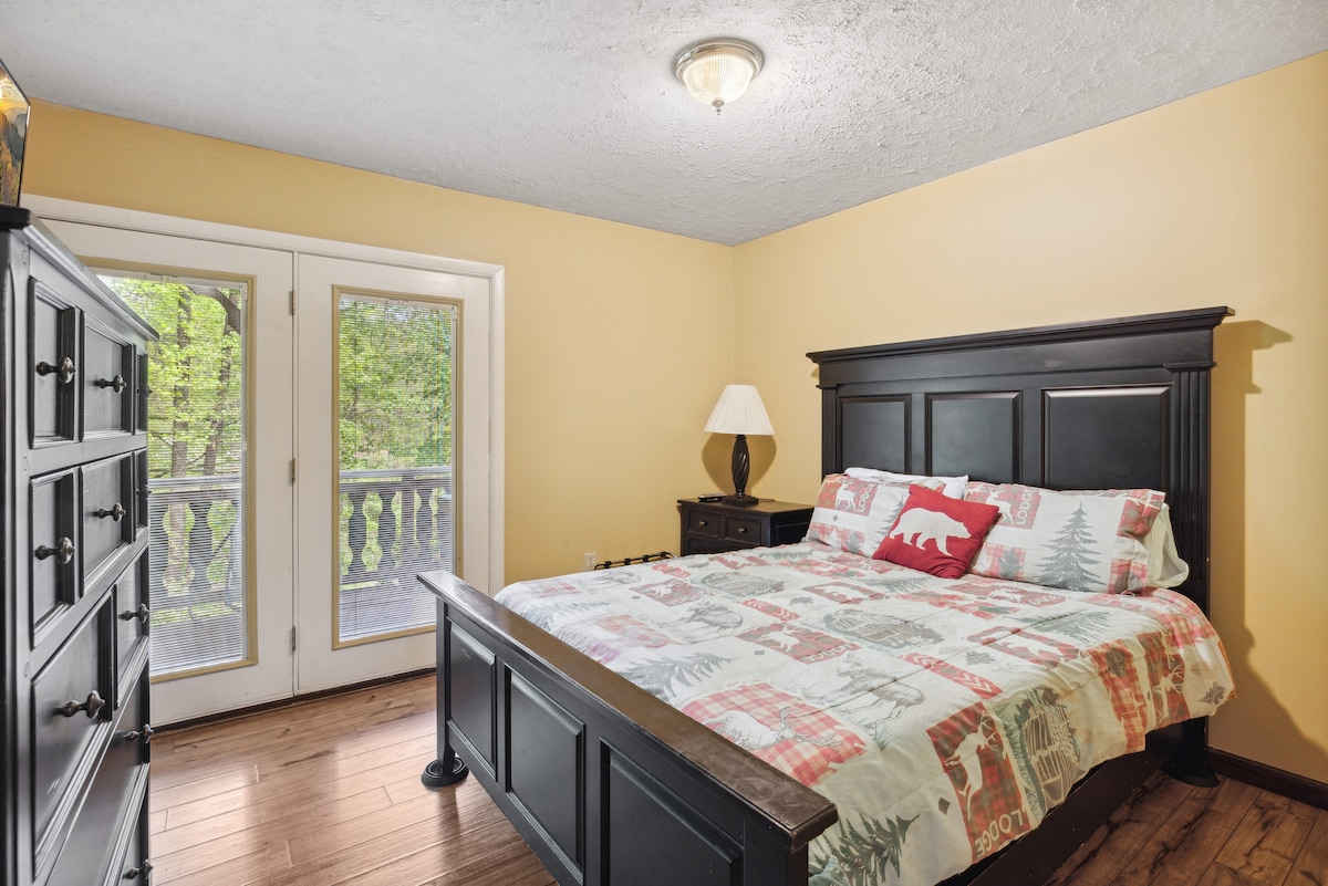 Gostinjska spavaća soba 1 s francuskim vratima na donjoj terasi