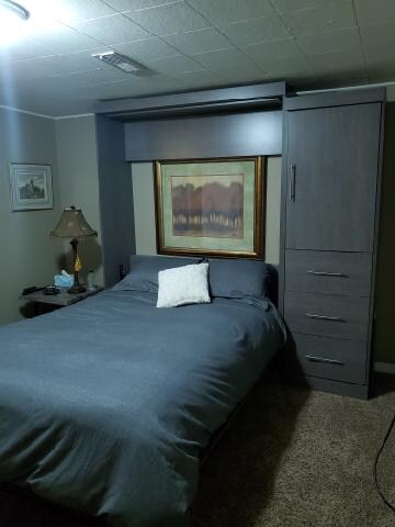 Segunda habitación con encantadora cama Murphy tamaño queen, televisor inteligente y armario completo.