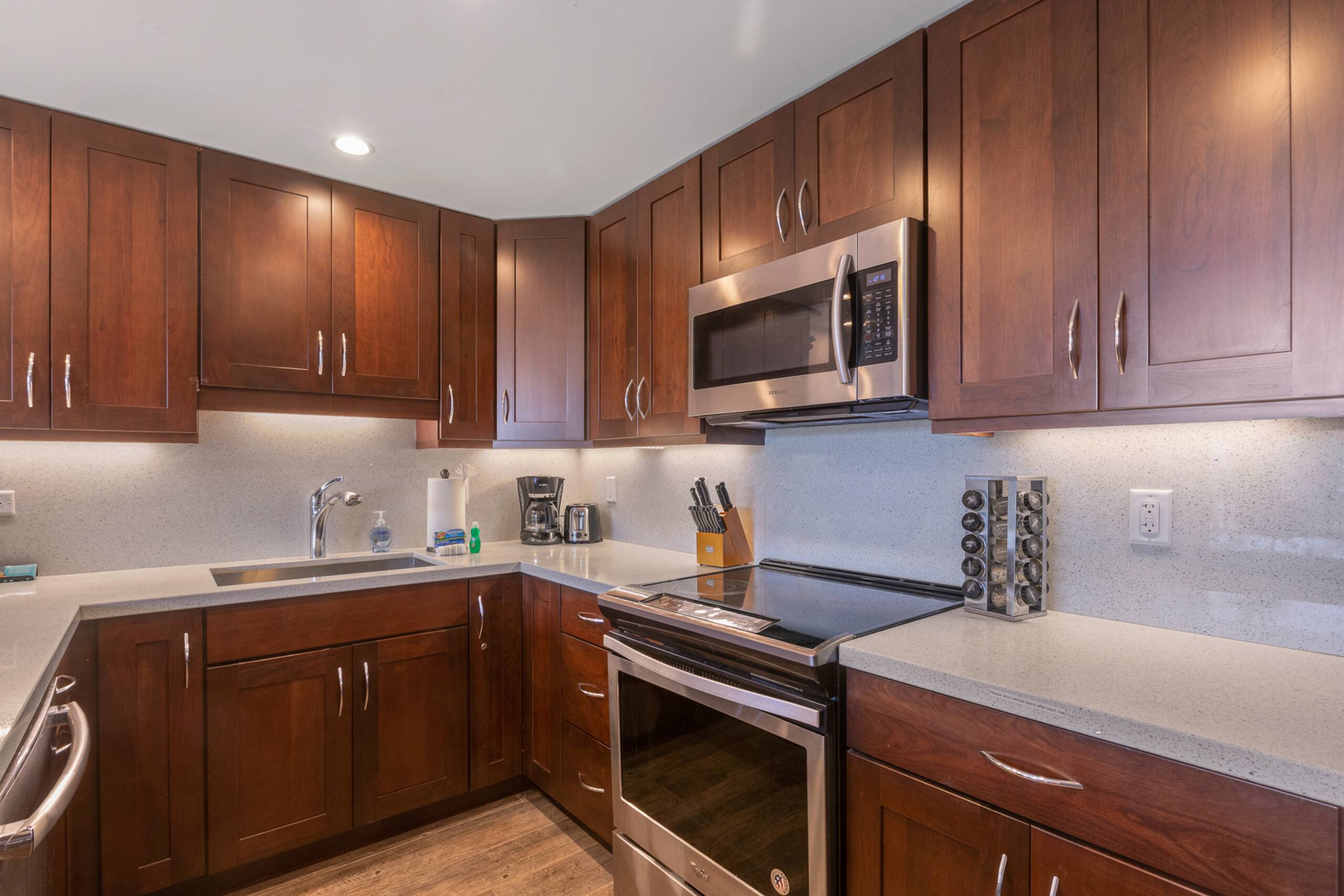 Condo in Lahaina · ★4.96 · 2 bedrooms · 3 beds · 2 baths - Image 17