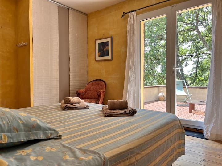 La misma habitación con vistas a la terraza, desde donde se pueden admirar fabulosas puestas de sol…