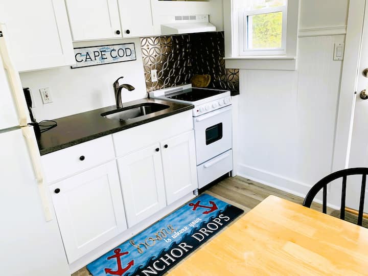 Sweet Cottage in Heart of Hyannis