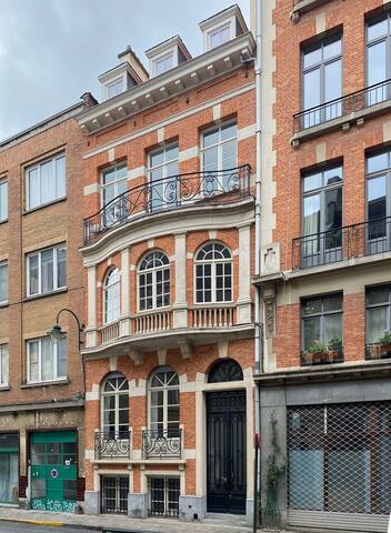 Historical manor house in Brussels with parking gallery image 3