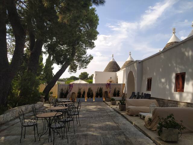 Trulli con piscina privata gallery image 3