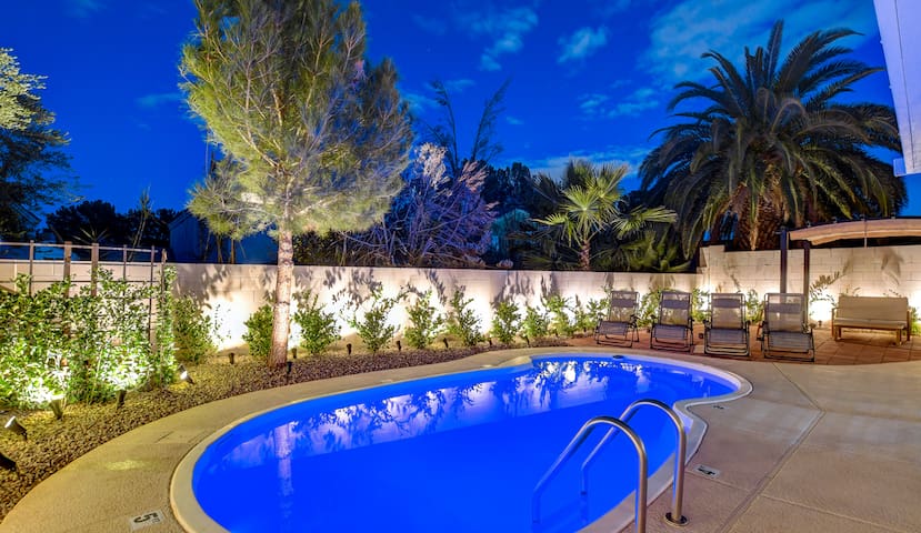 Private Las Vegas Home w/ Pool & Spa !:23)
