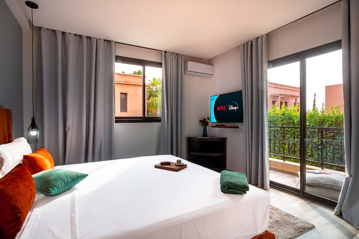 Sovrum 4 med dubbelsäng, TV och balkong. Mycket soligt.