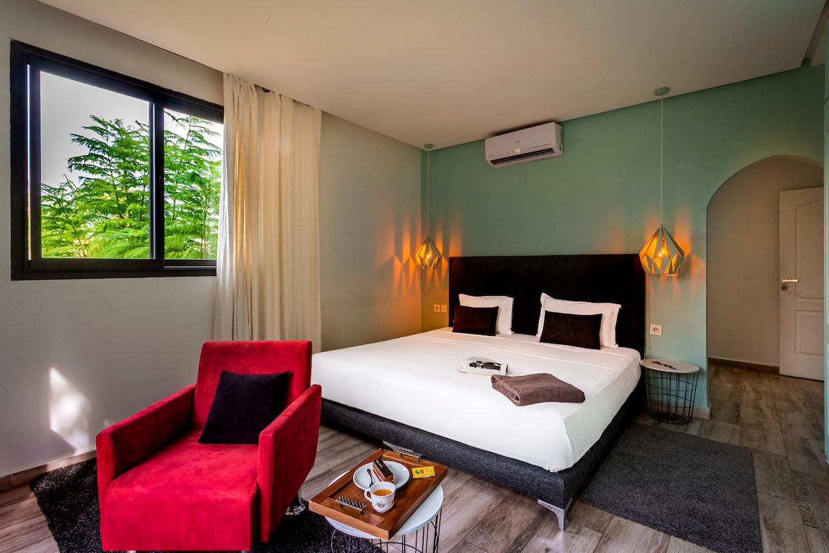 Huvudsovrum med dubbelsäng 200*200, privat badrum och balkong