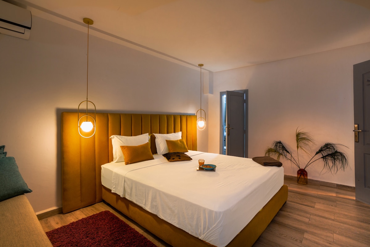 Sovrum 1 på bottenvåningen med litet extra badrum