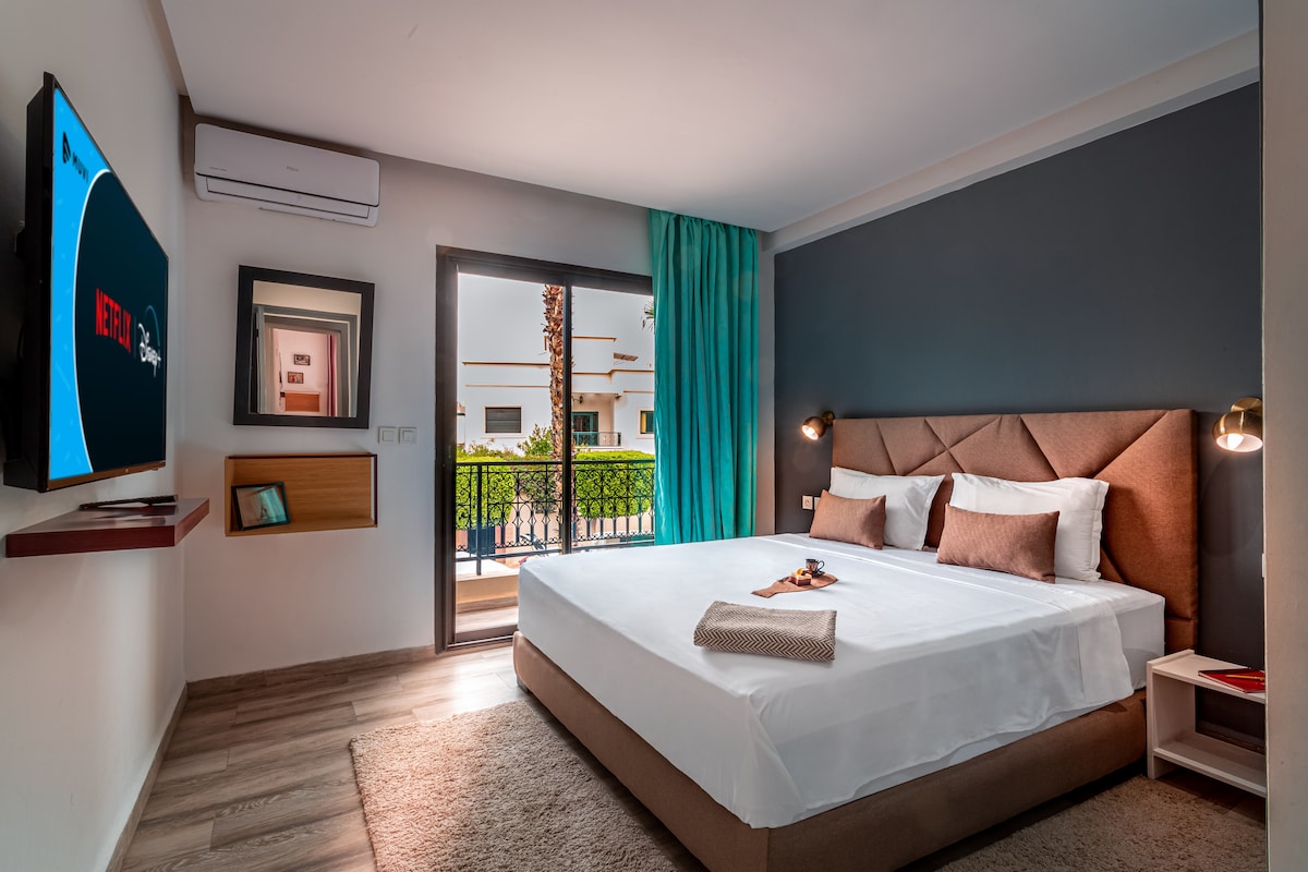 Sovrum 2 med dubbelsäng,  balkong och TV