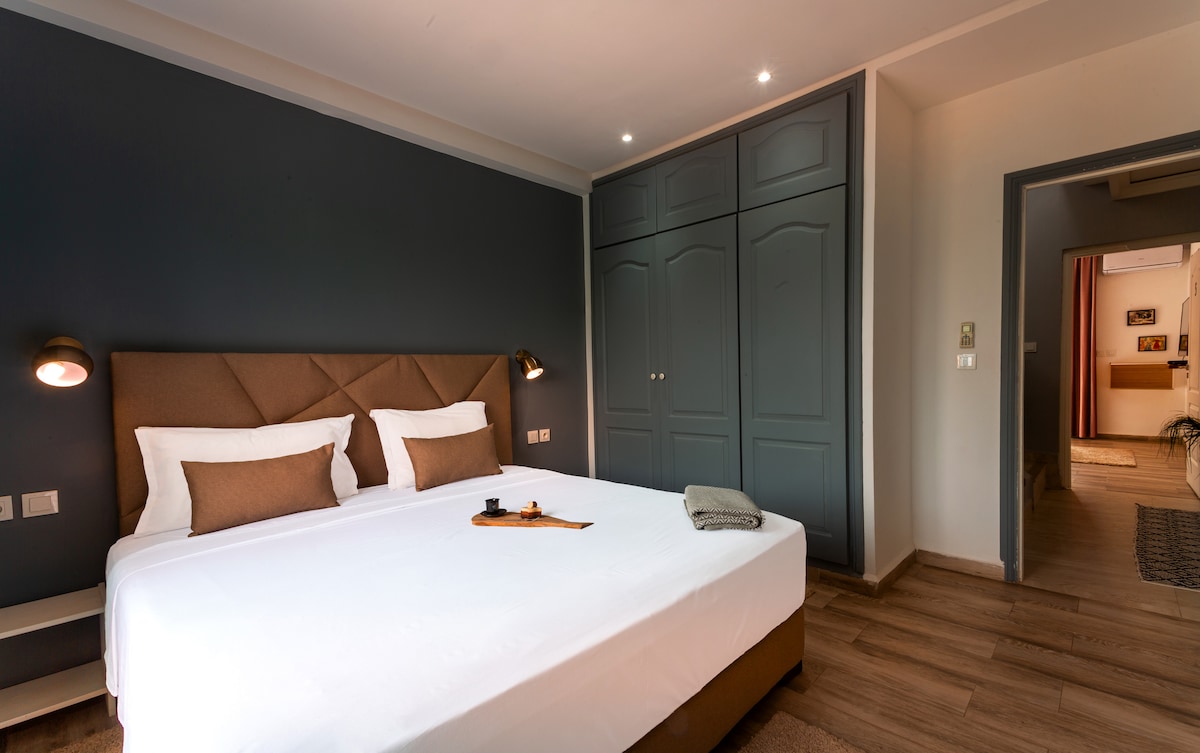 Sovrum 2 med dubbelsäng,  balkong och TV