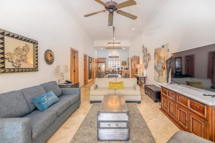 Veľká obývacia reštaurácia s 13-palcovým stropom