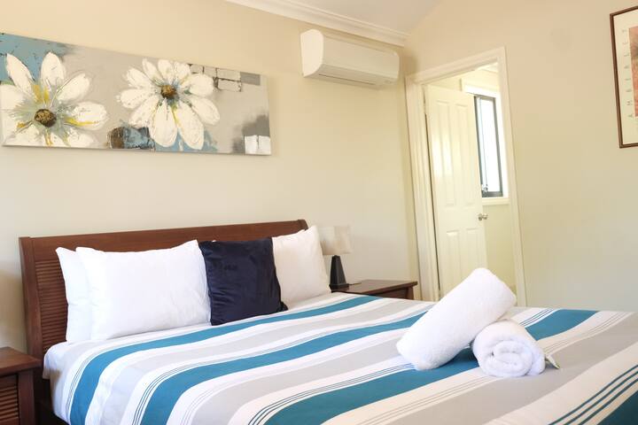 Treehouse – elevated nature setting, kids TV room gallery image 3