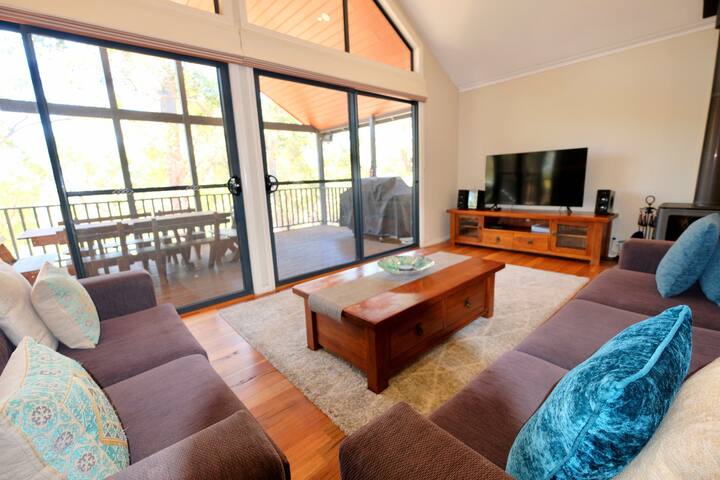 Treehouse – elevated nature setting, kids TV room gallery image 2