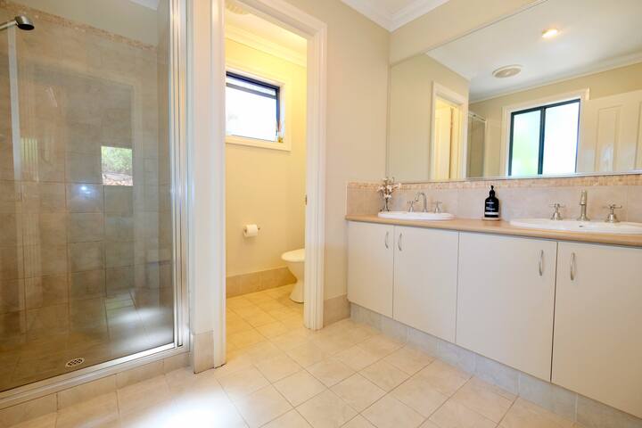 Treehouse – elevated nature setting, kids TV room gallery image 4