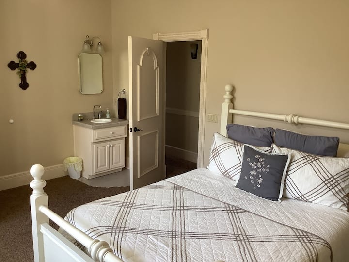 Queen bedroom with private sink and shares a toilet/shower/tub room with the Coral bedroom.