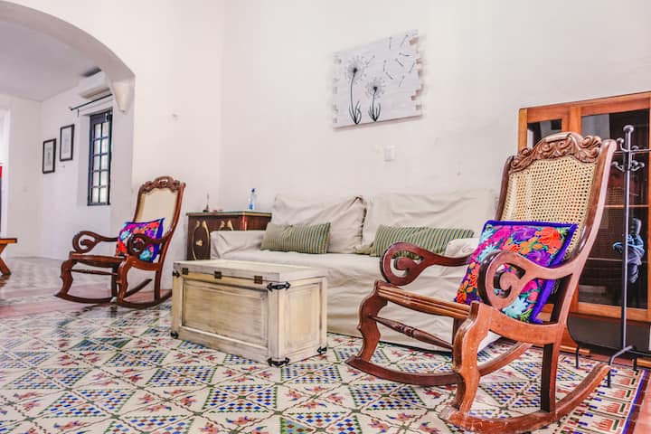 Основна стая в къщата с разтегателен диван 