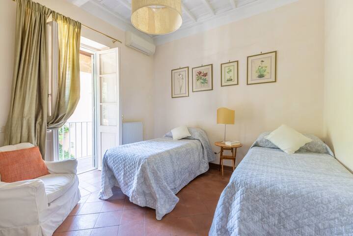 Colosseo bright apt. with balcony at Monti gallery image 4