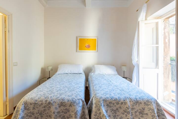 Colosseo bright apt. with balcony at Monti gallery image 5