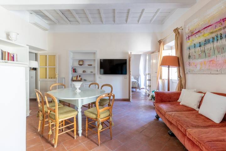 Colosseo bright apt. with balcony at Monti gallery image 2