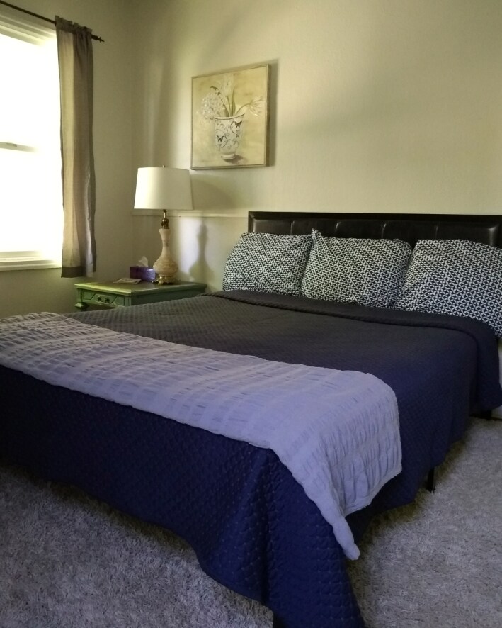 Sala de carruajes. Cama tamaño queen. Baño compartido.