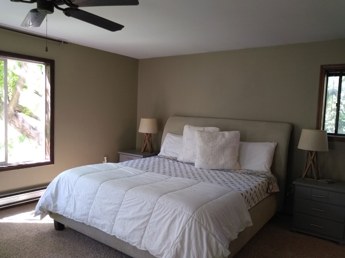 Dormitorio principal. Baño privado con ducha.
La habitación también tiene dos camas individuales.